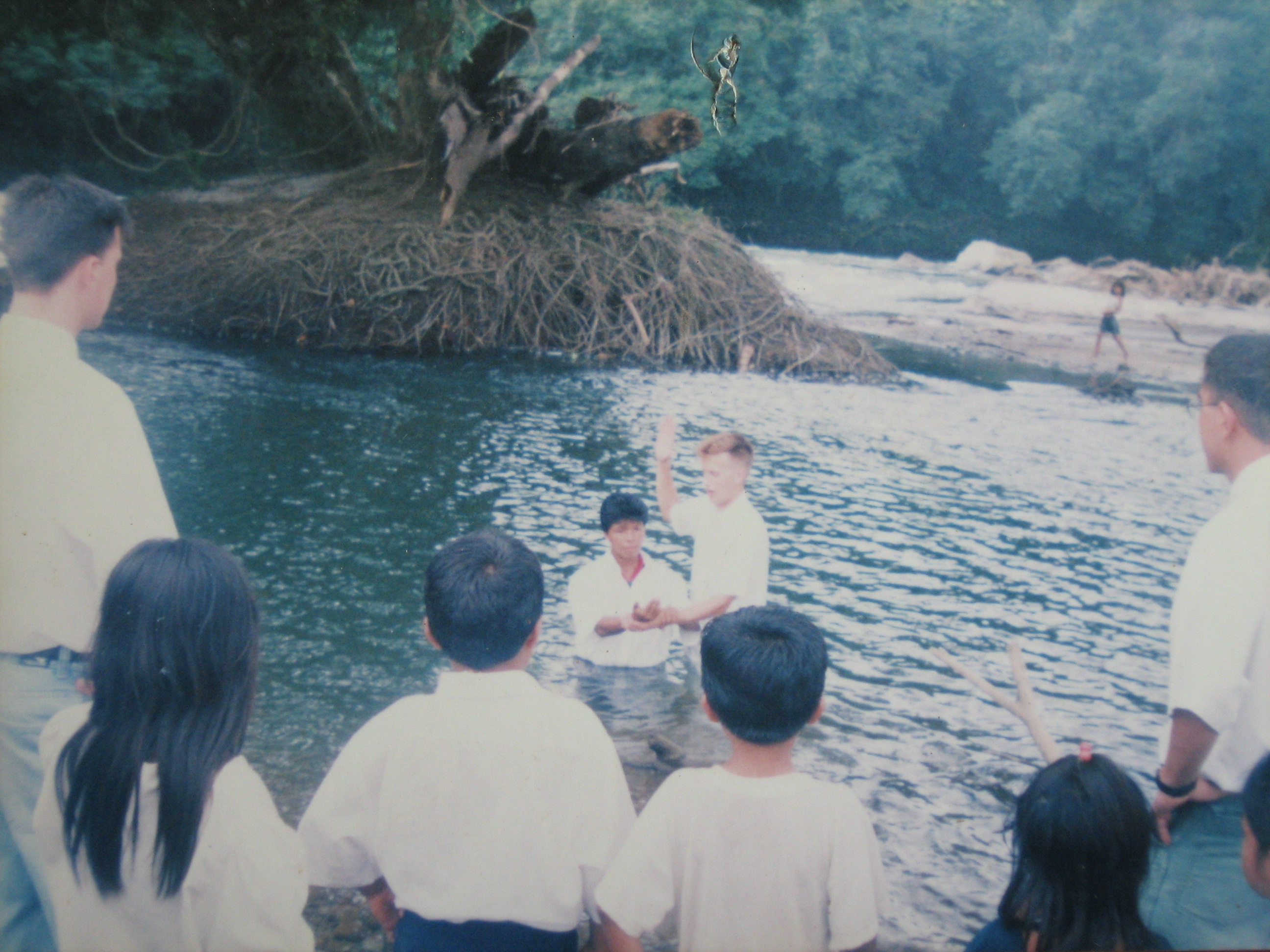 과야카나에서의 침례, 1999년 5월 30일.