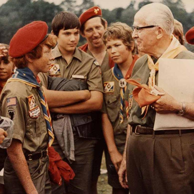 Ezra Taft Benson mit Pfadfindern beim nationalen Scout-Jamboree 1977